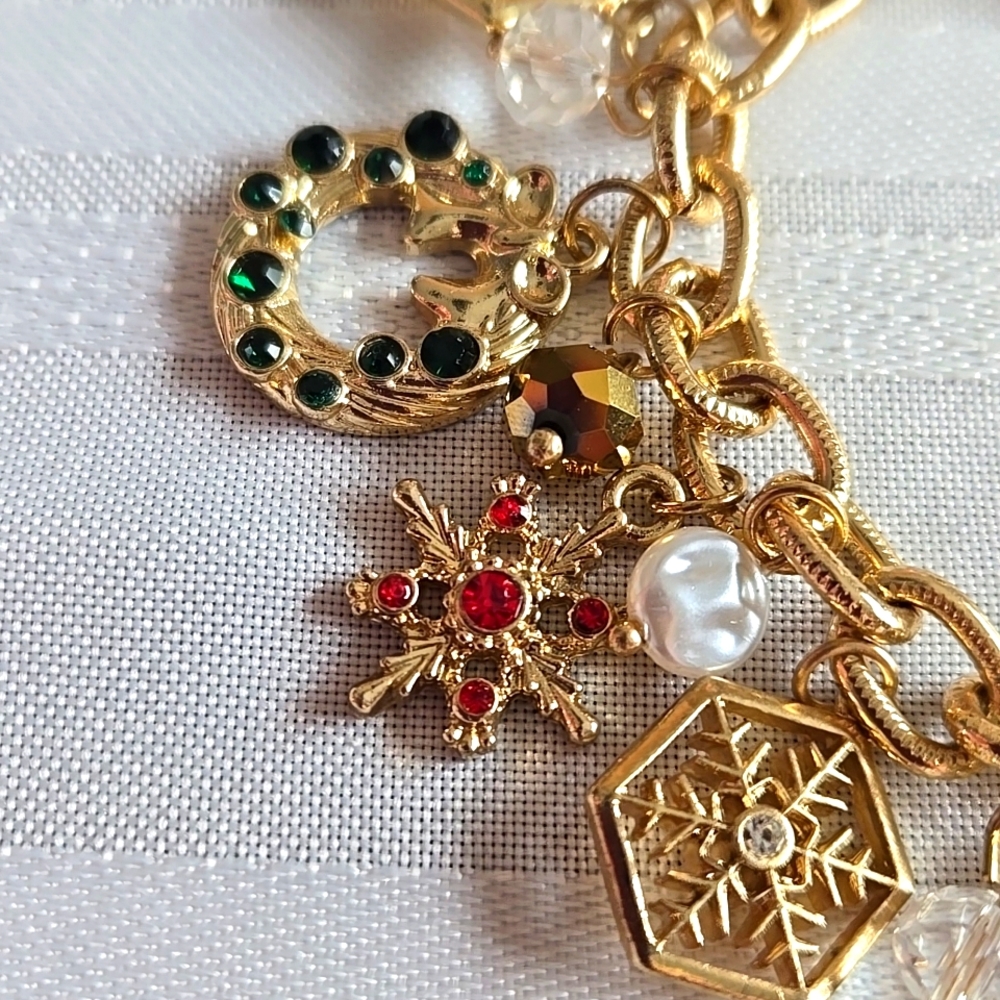 🎄GORGEOUS Christmas Charm Bracelet goldtone metal with colorful Rhinestones!🎄
